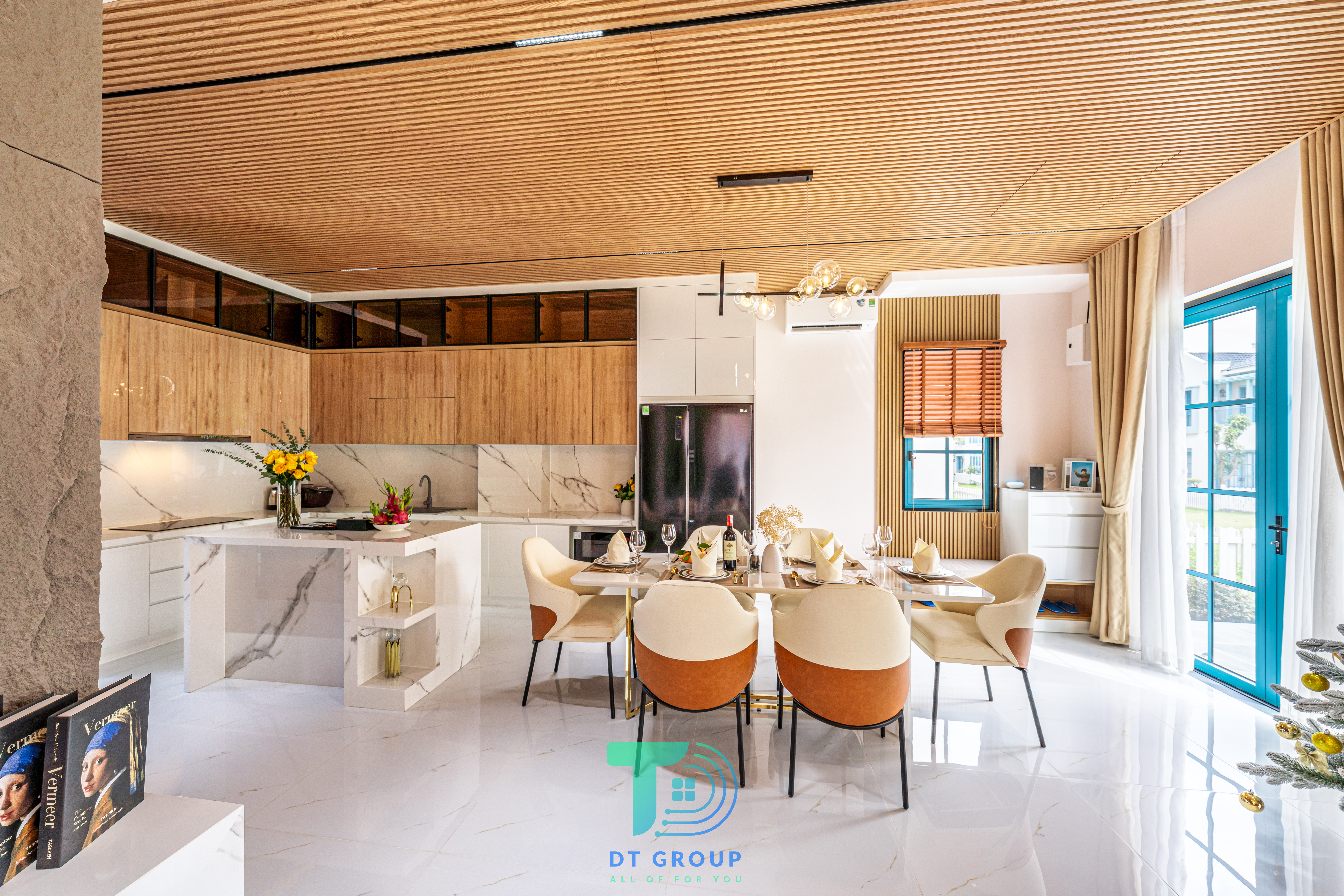 Tủ bếp gỗ công nghiệp phủ laminate chống ẩm tại Novaworld Phan Thiết